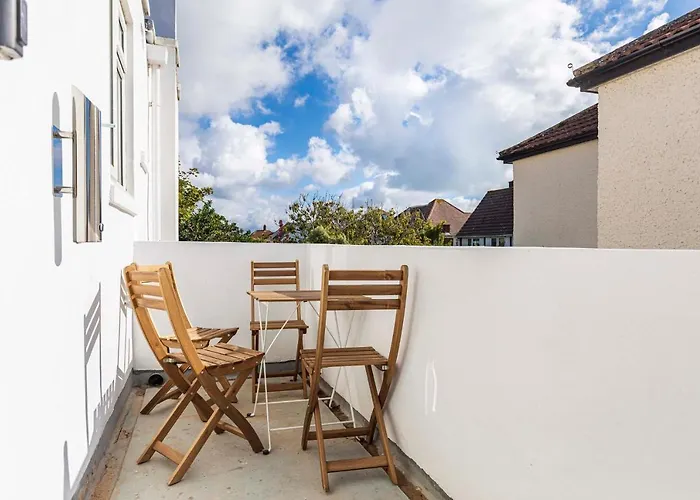 The White House - Lux Southbourne Beach 3 Bed Stay